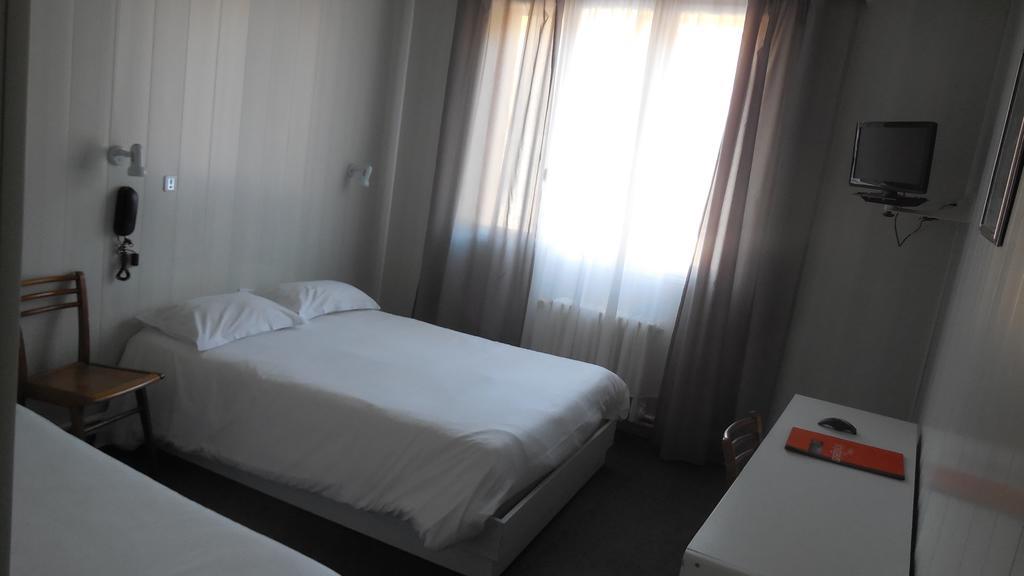 Logis Hotel Restaurant Des Voyageurs Pont-de-Salars Dış mekan fotoğraf