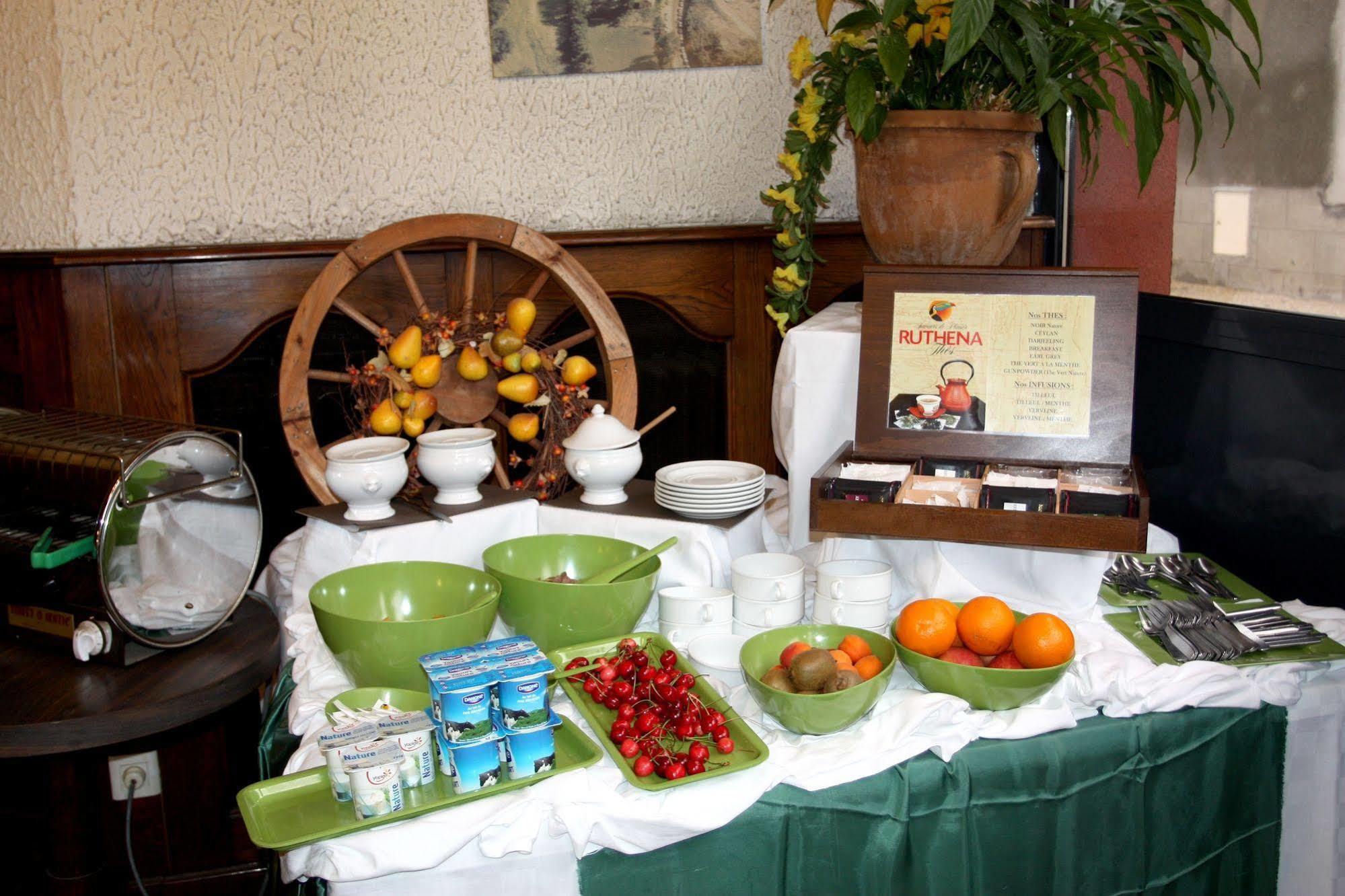 Logis Hotel Restaurant Des Voyageurs Pont-de-Salars Dış mekan fotoğraf
