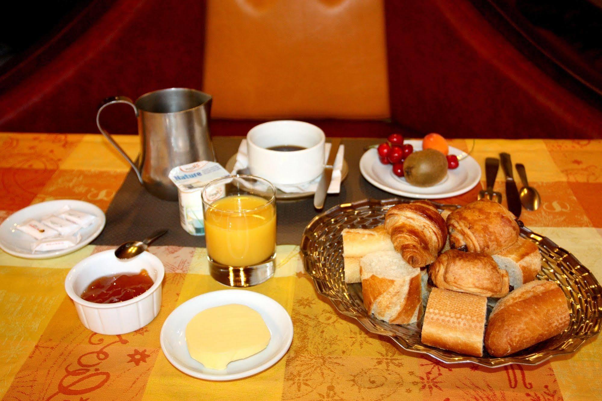 Logis Hotel Restaurant Des Voyageurs Pont-de-Salars Dış mekan fotoğraf