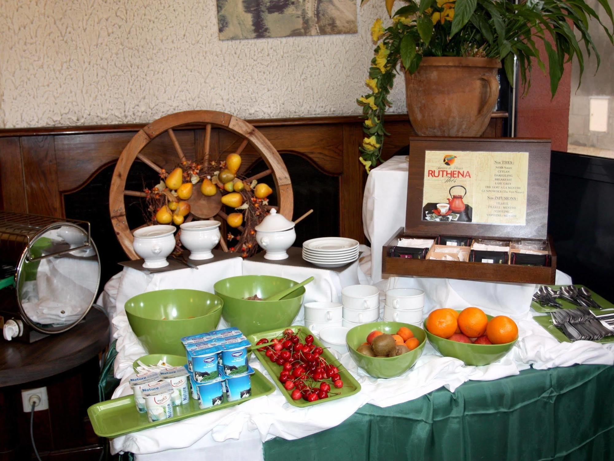 Logis Hotel Restaurant Des Voyageurs Pont-de-Salars Dış mekan fotoğraf